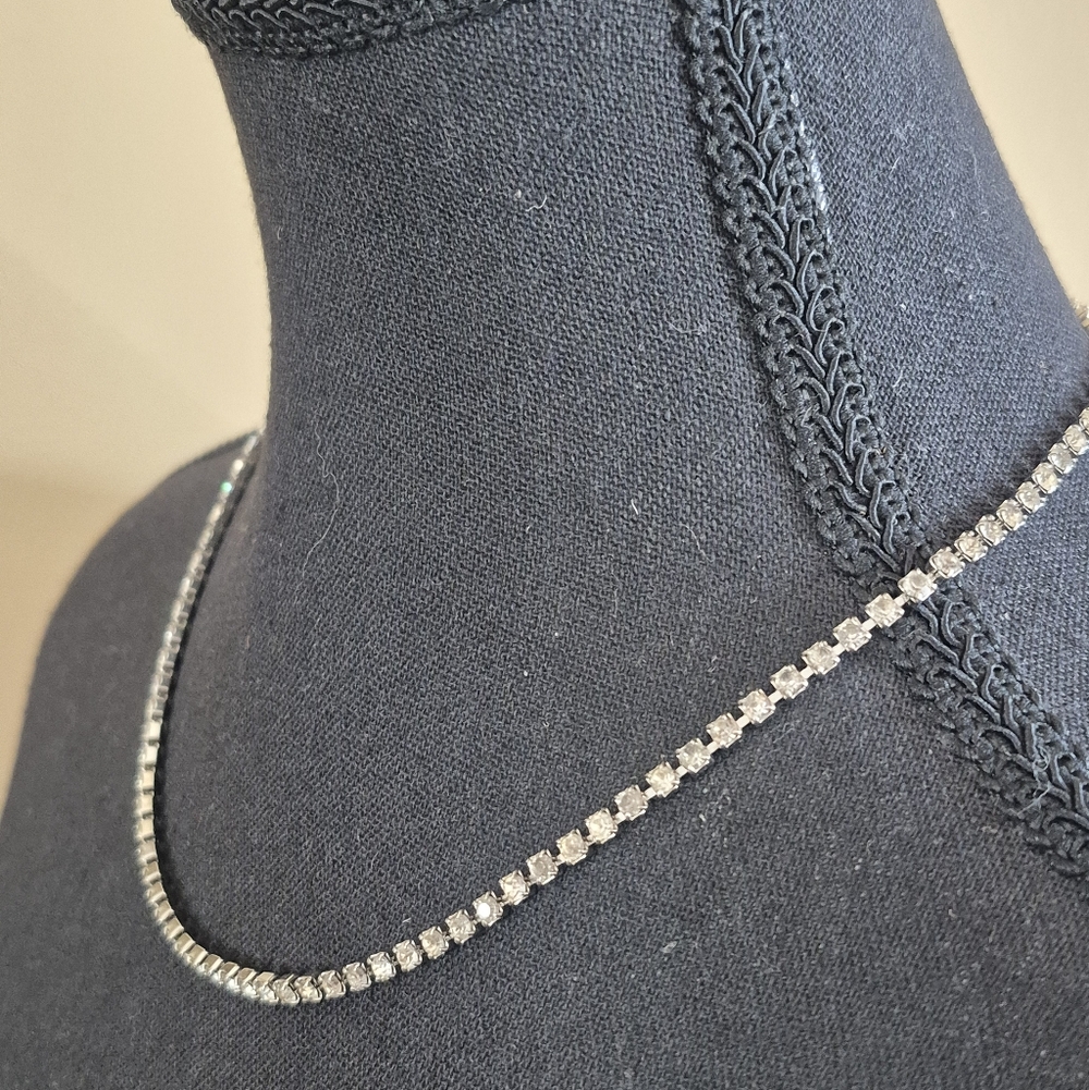 VINTAGE Clear Rhinestones in Silver Tone Setting Tennis Necklace - Picture 4 of 16
